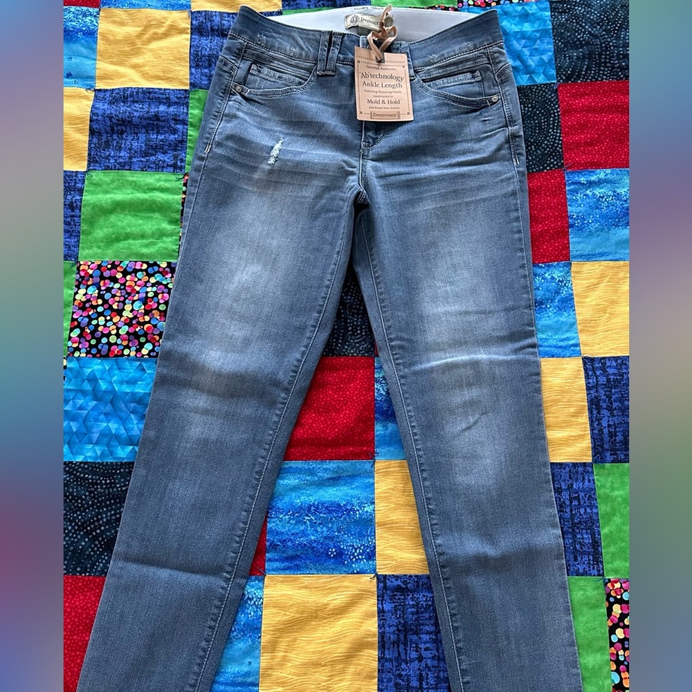 Brand New Democracy jeans! Curve style, SUPER comfortable! Size 4 but fit 6